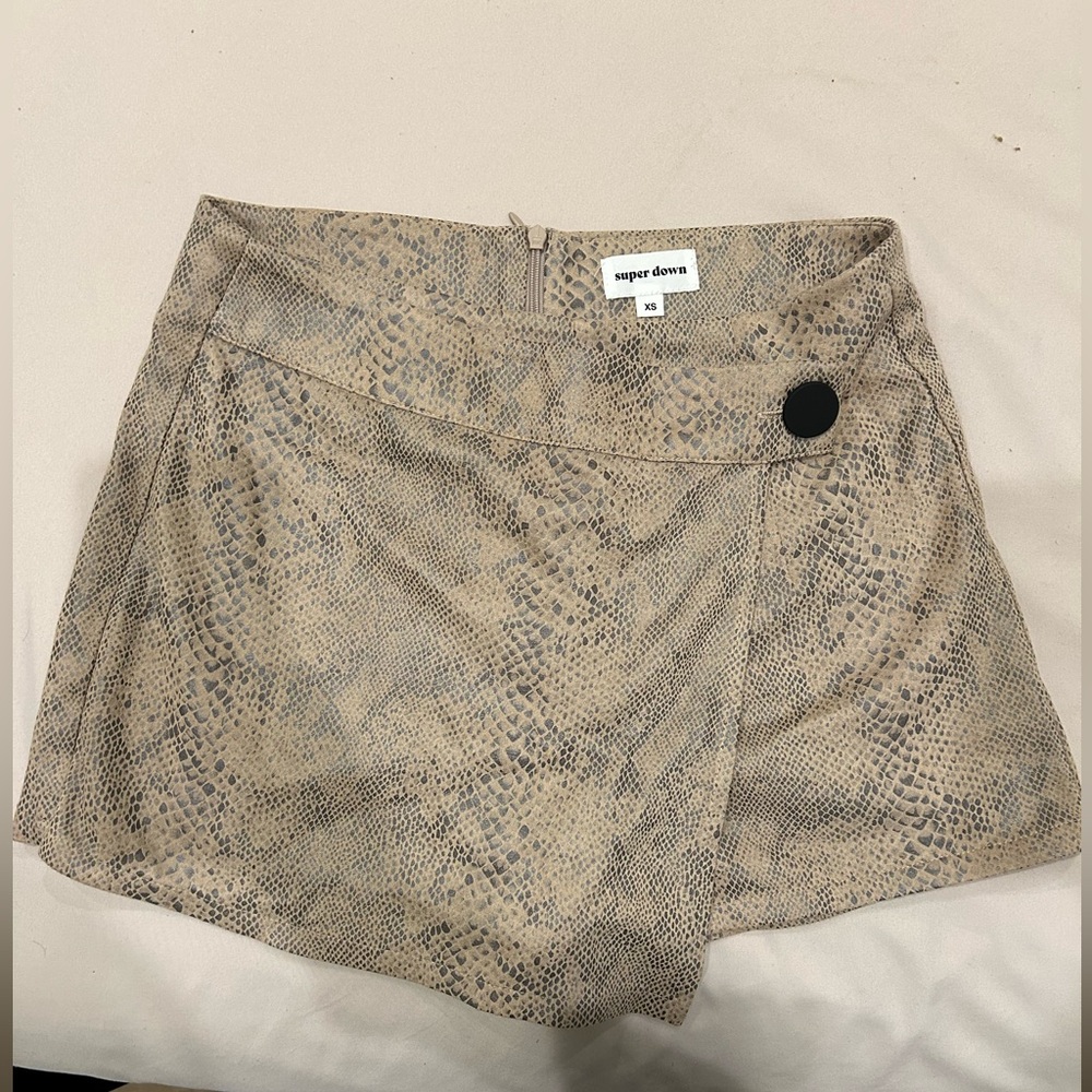 superdown Beige Snake Print Skort